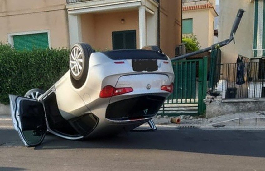 Paura sul lungomare di Scauri: auto e ciclisti coinvolti in un drammatico incidente