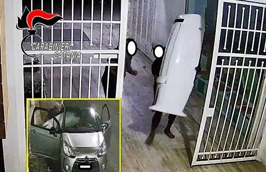 Catania, denunciati due ladri di climatizzatori, uno di loro riconosciuto dalla madre