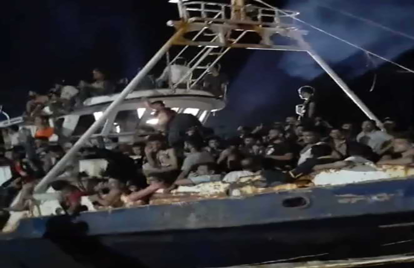 Lampedusa, nuovo sbarco di migranti nella notte: l’hotspot scoppia