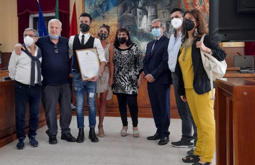 Un attestato per il suo record del mondo: Nardecchia premiato in comune a Sezze