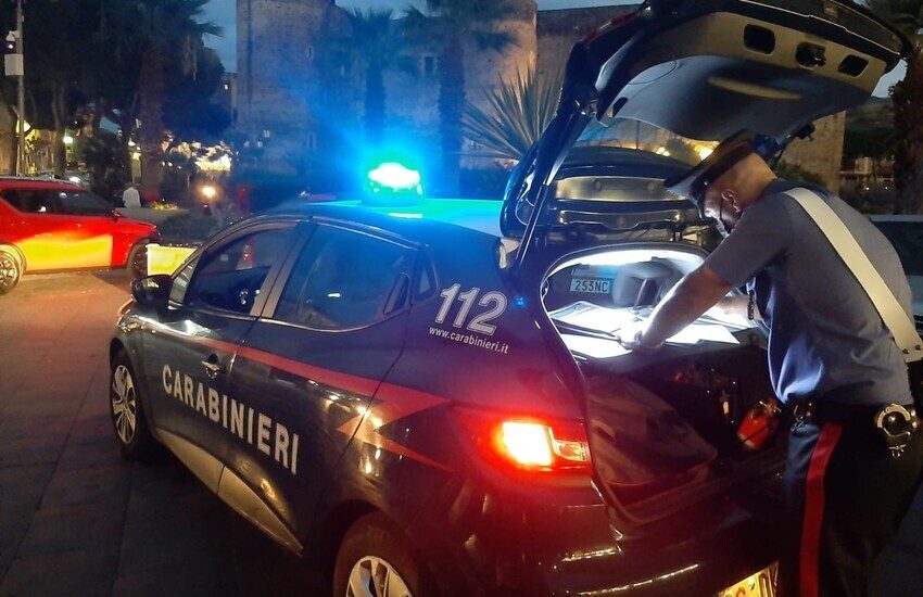 Catania, madre sfrutta entrambi i figli minorenni come parcheggiatori abusivi, denunciata insieme al compagno