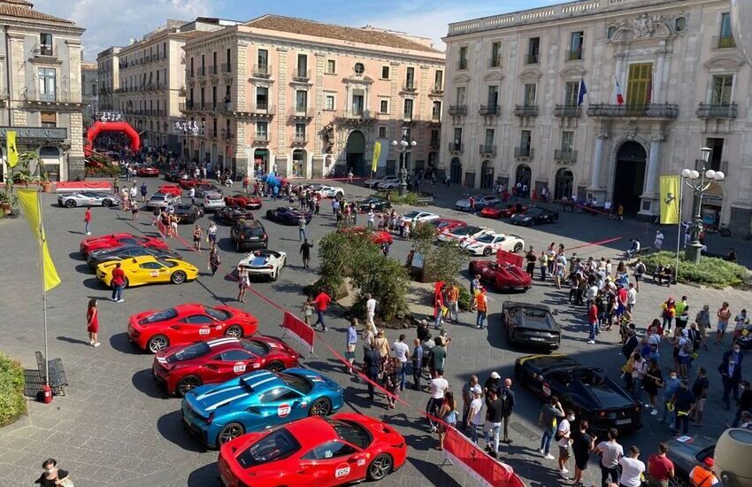 Il Rosso Ferrari arriva a Catania, John Elkann ricevuto da Pogliese