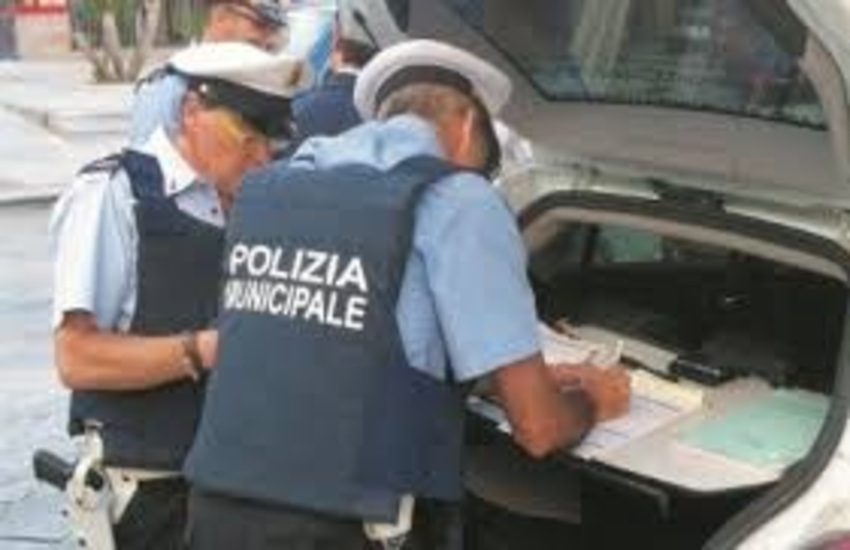 Polizia Municipale di Vittoria: lotta alle fumarole, all’abbandono dei rifiuti, agli abusivi. Numeri di incidenti in calo grazie a un’attenta attività di controllo e di vigilanza sulla circolazione stradale