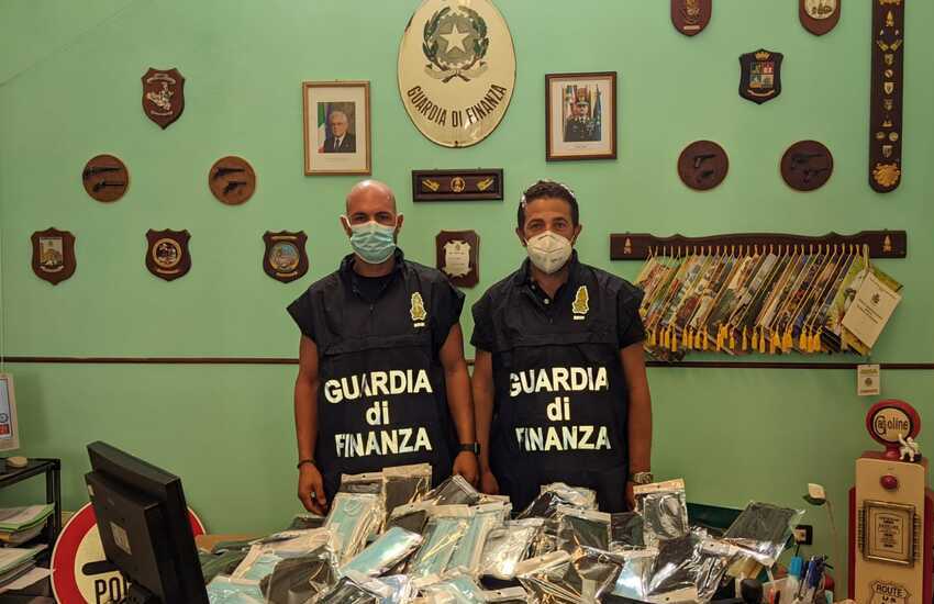 Termini Imerese, la Finanza sequestra mascherine “pericolose” al mercato