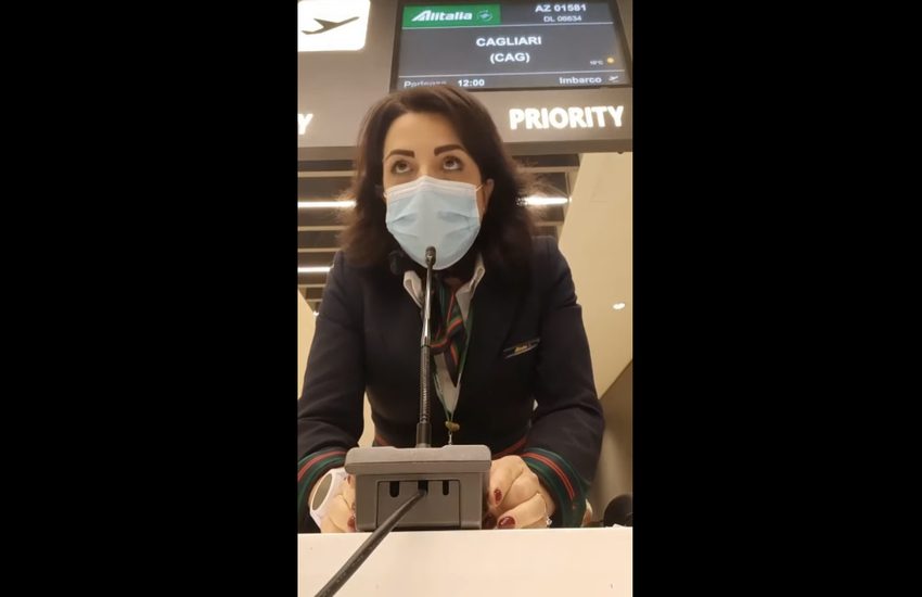 Alitalia: Ultimo volo, l’annuncio della hostess tra gli applausi (Video)