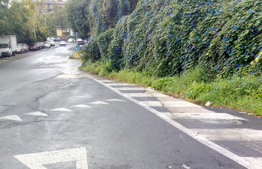 Catania, operazione pulizia in via Lavatoio: si arresta perdita di acqua – FOTO