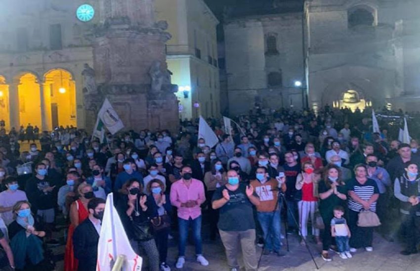 Candidato M5S aggredito durante comizio: pugni al volto e frattura a una mano
