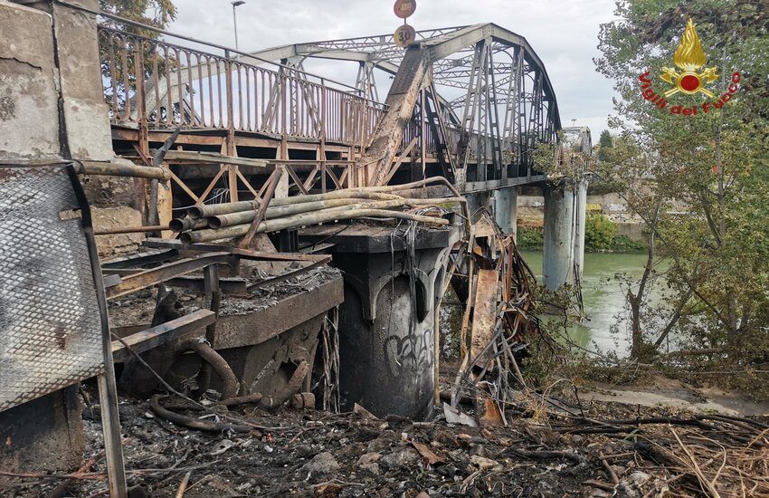 Roma: Vasto incendio distrugge Ponte di ferro (Video)
