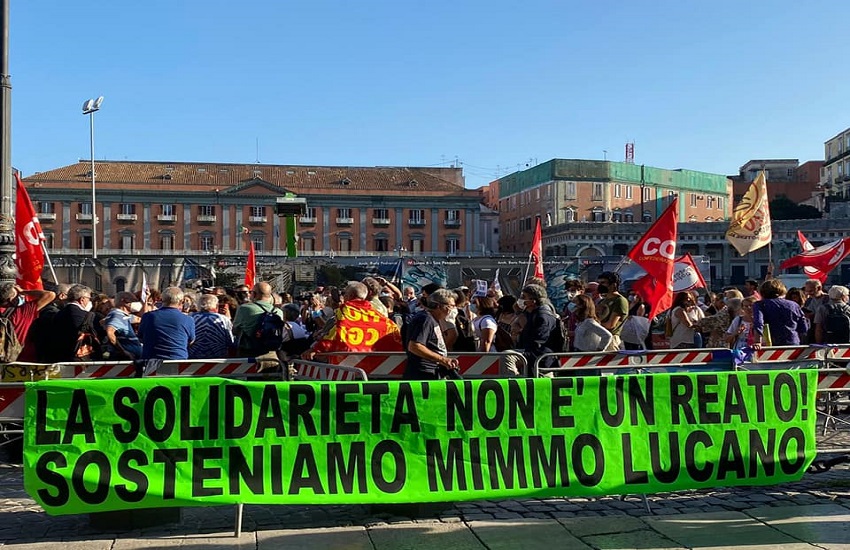 “La solidarietà non è un reato”: Napoli scende in piazza per Mimmo Lucano