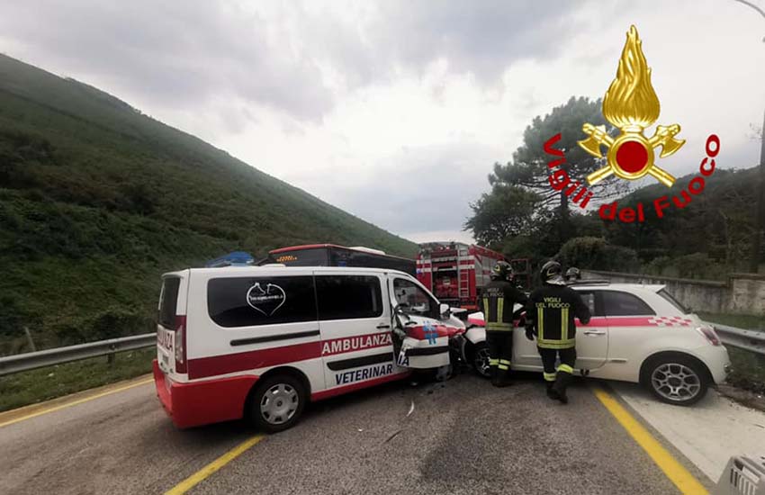 Monteforte Irpino, scontro fra un’auto e un’ambulanza: 2 feriti