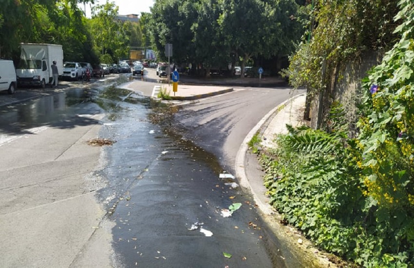 Catania, litri di acqua tra via Leucatia e via Pietro Novelli: la denuncia di due residenti – FOTO e VIDEO