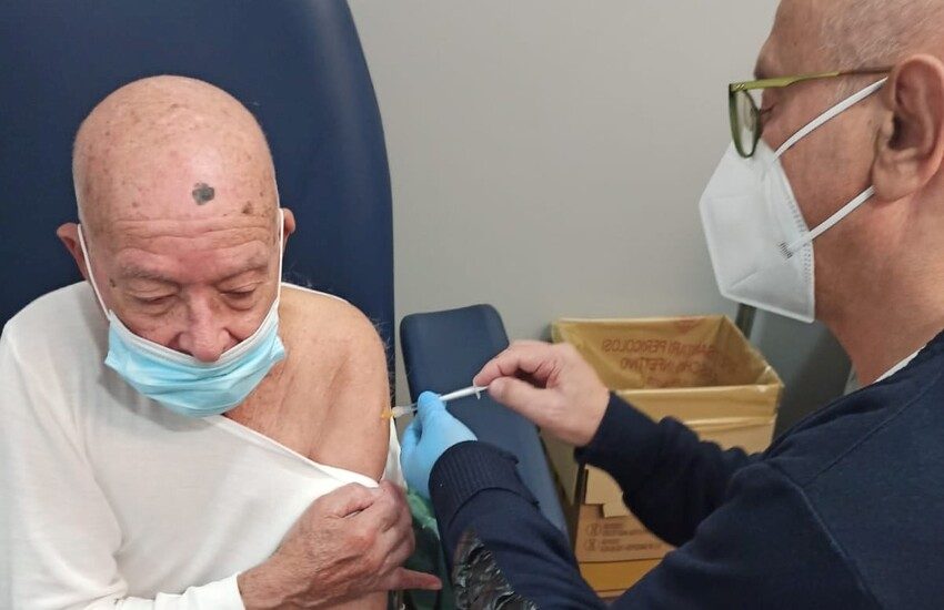 100 anni, 1 mese e due giorni: il sig. Buonafede si è presentato per la sua terza dose del vaccino anti Covid all’hub “Fiere” di Vittoria