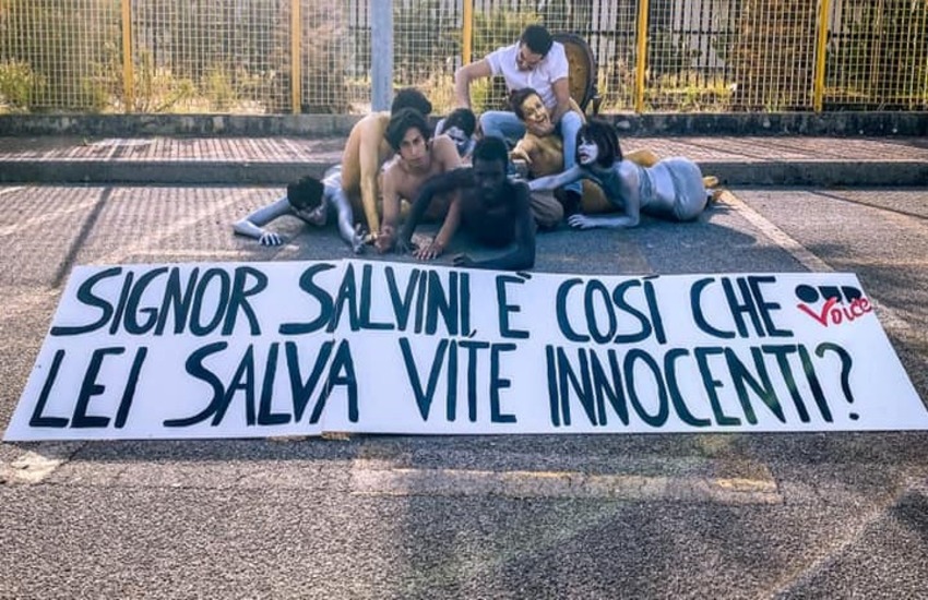 Palermo, Salvini seduto sui migranti morenti nel flash-mob davanti al carcere Pagliarelli
