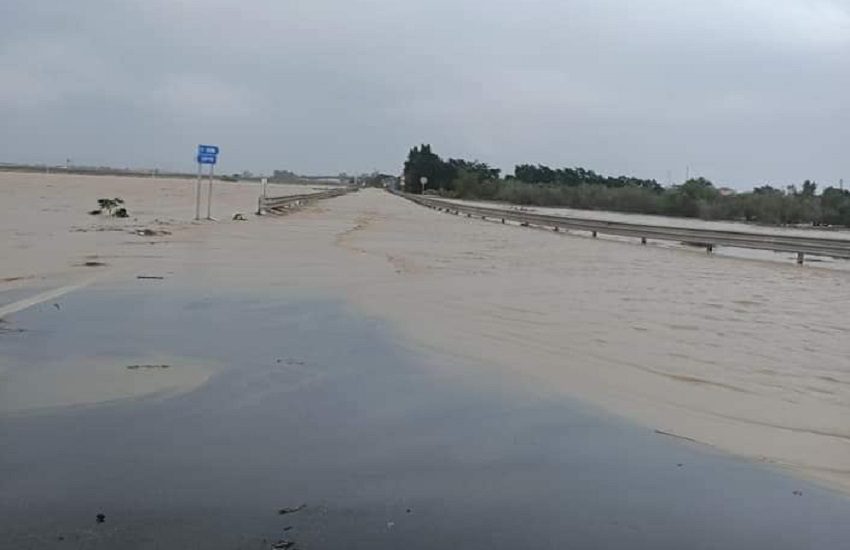 Catania, fiume Simeto esonda: chiusa la Strada Statale 194