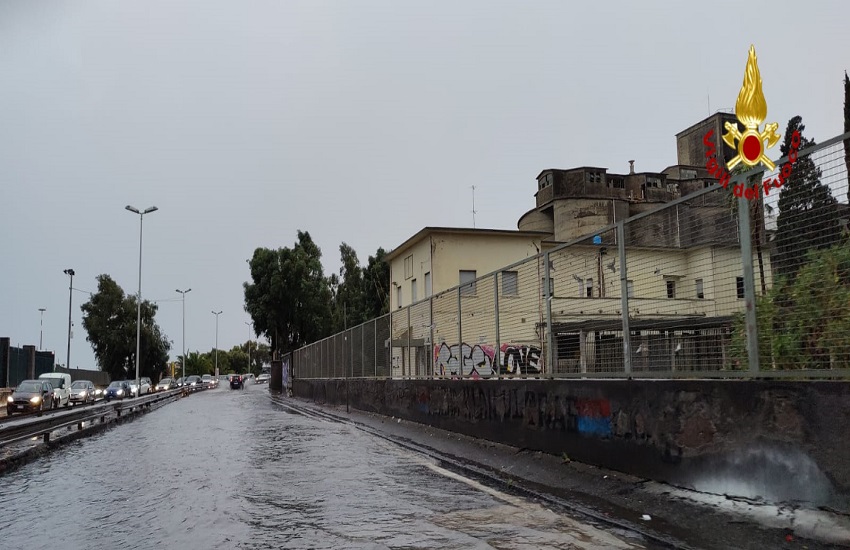 Tornado a Catania e provincia: via Domenico Tempio allagata, cadono alberi su Asse dei Servizi – FOTO GALLERY e VIDEO