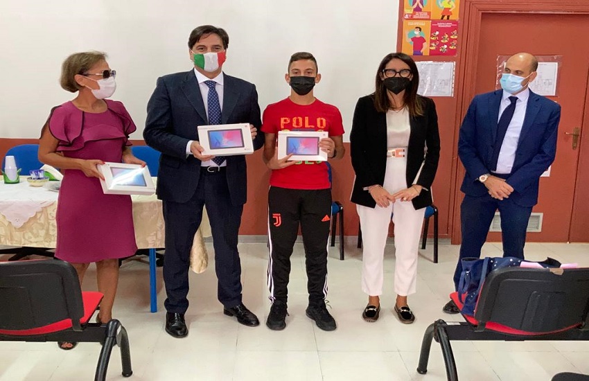 Catania, assessorato Pubblica Istruzione dona 50 tablet all’istituto Campanella-Sturzo