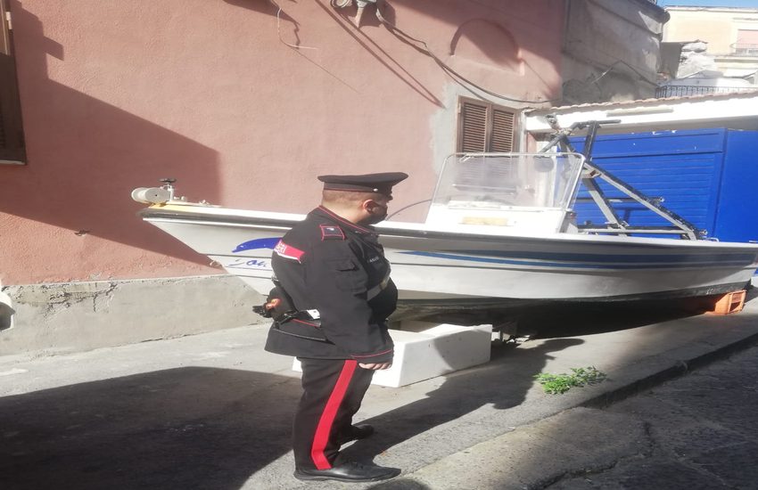 Incredibile a Torre Annunziata, barca “parcheggiata” sul marciapiede. Prosegue la rimozione dei simboli della prepotenza