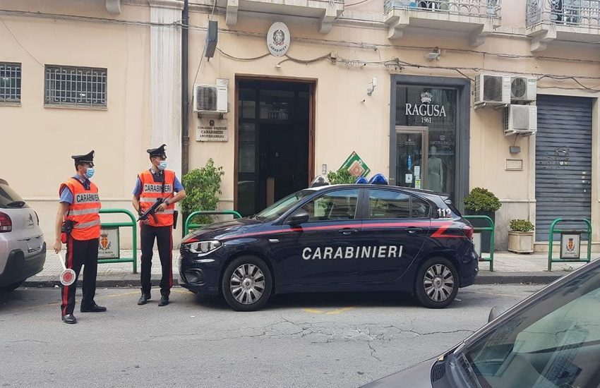 Via Nino Bixio, Carabinieri arrestano 22enne che aveva derubato negozio di ottica