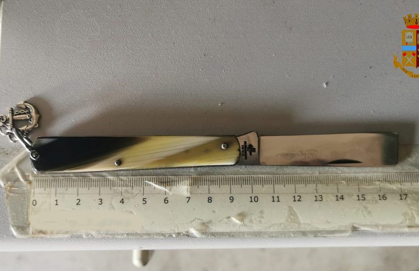 Adrano, gira in auto con coltello a serramanico di 17cm