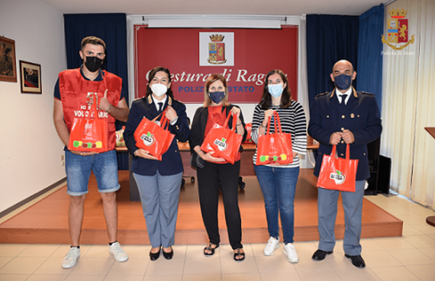 Torna ‘La Mela di Aism’ per cura e ricerca. Anche la Questura di Ragusa aderisce alla raccolta fondi per sostenere la ricerca scientifica sulla sclerosi multipla