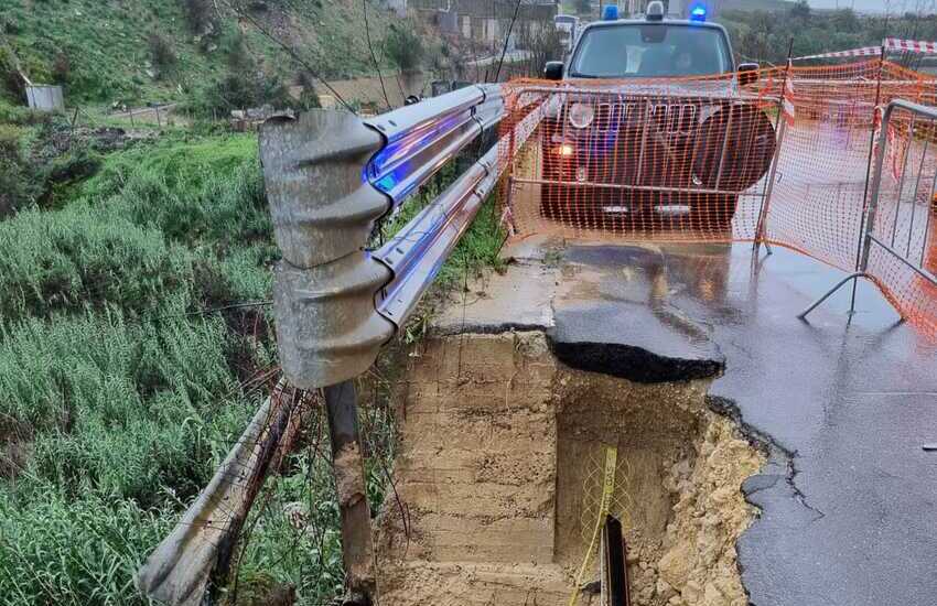 Caltagirone, crolla una parte del ponte sulla Granieri-Mazzarrone. Ecco le foto