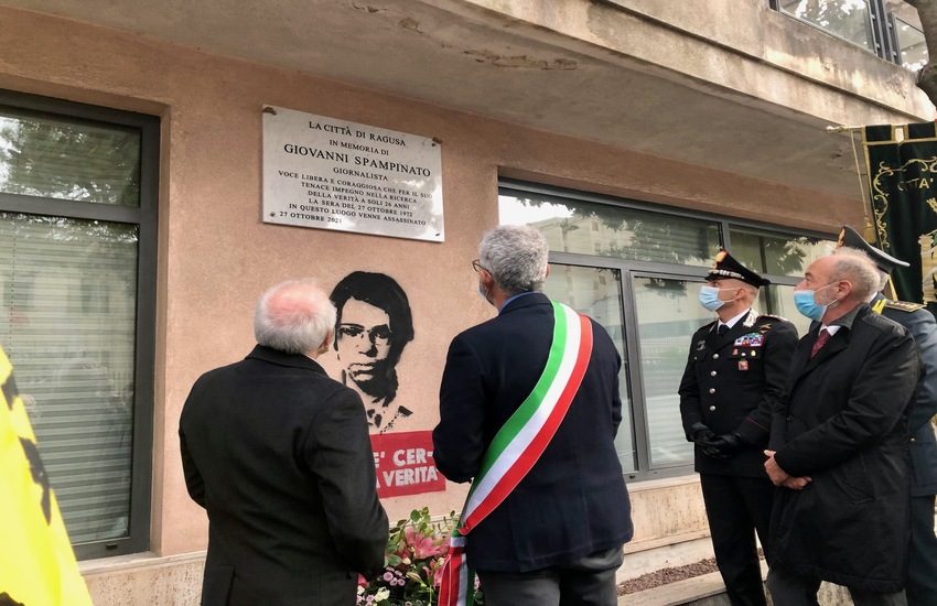 A Ragusa una lapide in ricordo di Giovanni Spampinato, giovane giornalista ragusano ucciso il 27 ottobre del 1972