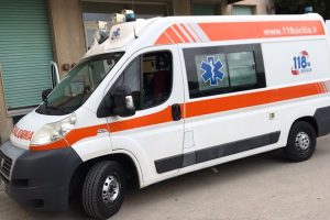 Ruba un’ambulanza dal pronto soccorso ma non la sa guidare: finisce in un dirupo