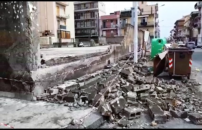 Maltempo Catania, muro sbriciolato dal vento: “Sfiorata dai detriti e ora resta il degrado”