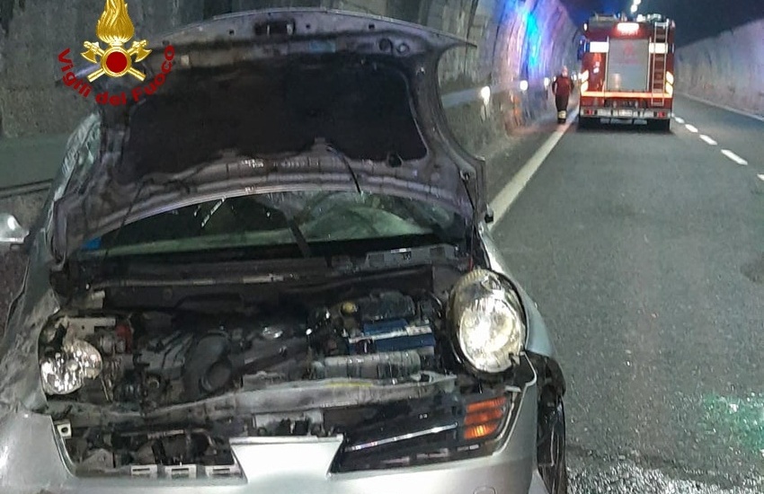 Genova, incidente sulla A7, ragazza perde il controllo dell’auto e si cappotta in autostrada