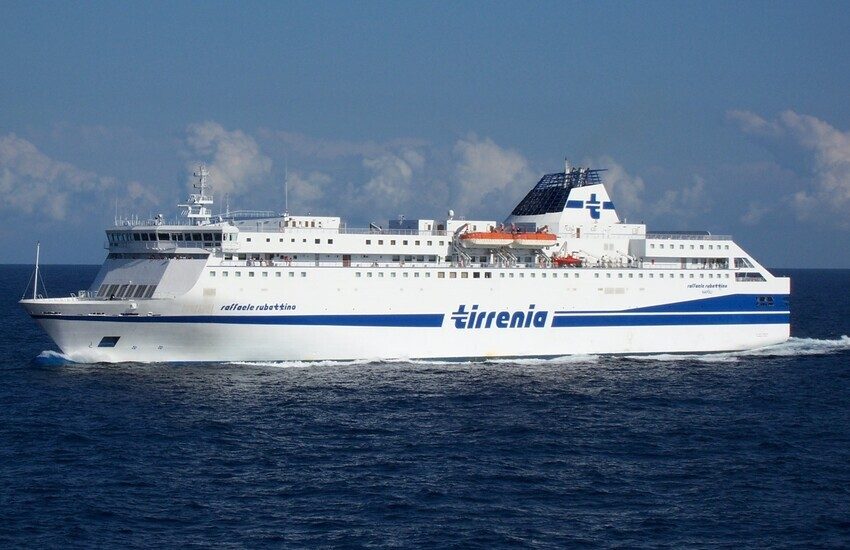 Incidente al porto, si scontrano il traghetto Rubattino e la Antonello da Messina