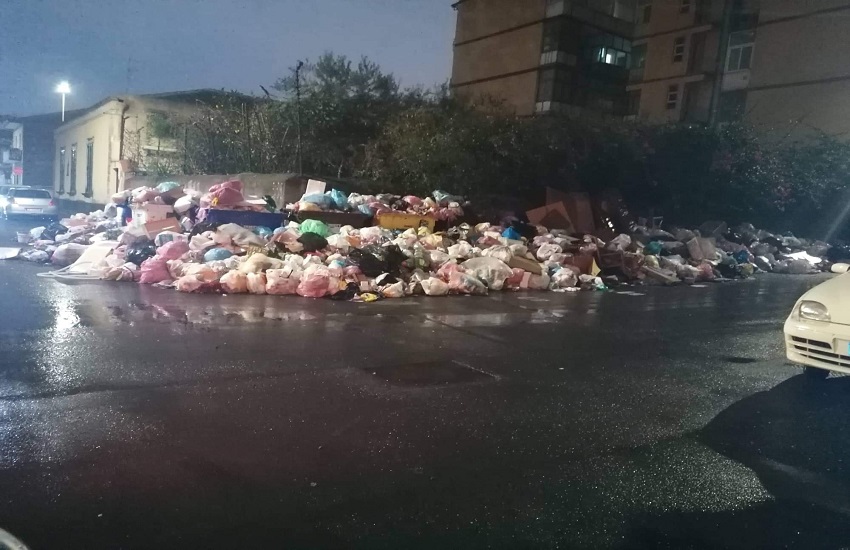 Catania, montagne di rifiuti in diversi angoli: botta e risposta tra consiglieri e assessore Cantarella