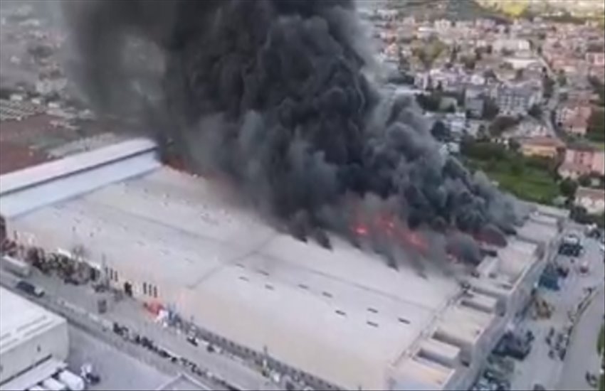 Spaventoso incendio di una fabbrica ad Airola, nube tossica fino a Napoli. A rischio gli alimenti e gli animali da pascolo