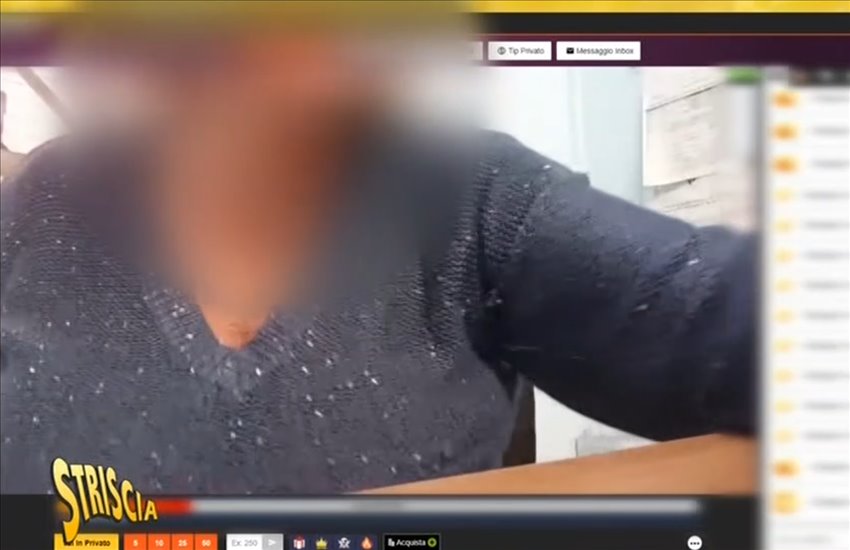Bufera al comune di Ercolano: dipendente si esibiva in video hot in webcam a pagamento durante l’orario di lavoro