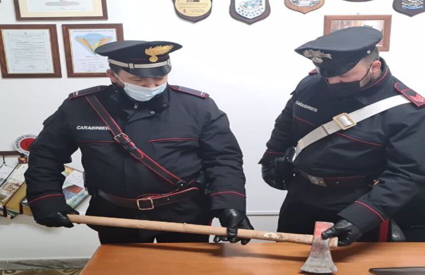 Follia a Terzigno: chiede soldi alla cugina e la aggredisce armato di ascia