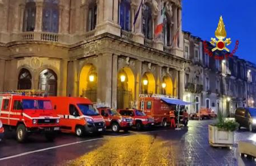 Pioggia a Catania, Vigili del Fuoco a lavoro per allagamenti e auto in panne
