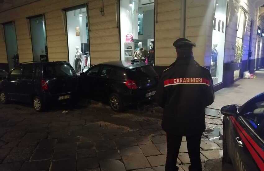 Cerca di sfuggire ai Carabinieri ma si schianta con l’auto in un incrocio di via Umberto
