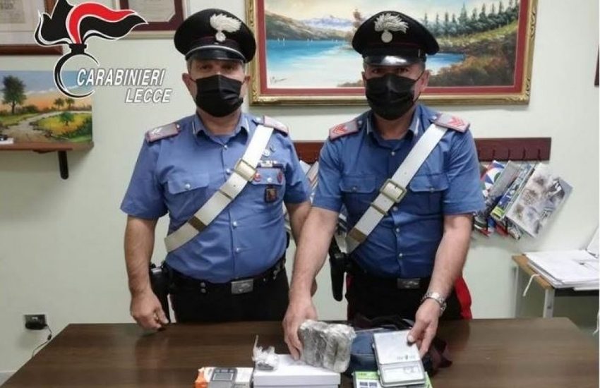 Oltre 600 grammi di hashish tra auto e casa, arrestato per spaccio 56enne