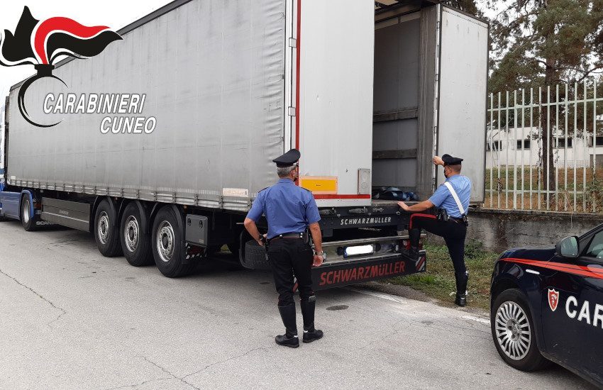 Cuneese, 6 immigrati sbagliano tir e finiscono a Mondovì
