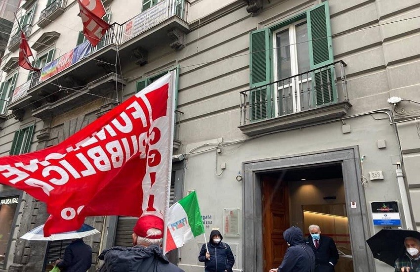 Assalto alla Cgil, sit-in a Napoli: “Non ritorniamo agli anni bui. Mai più fascismi”