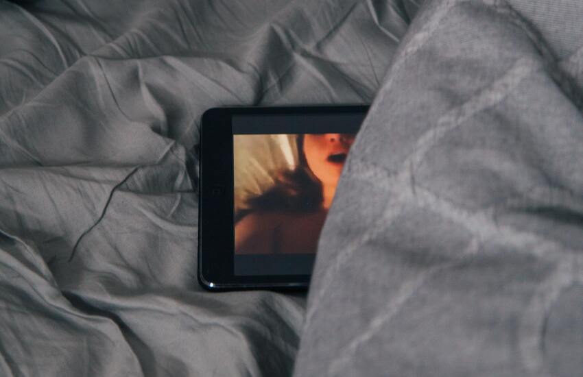 Palermo, girano video porno con una tredicenne e lo diffondono online, arrestati cinque giovanissimi