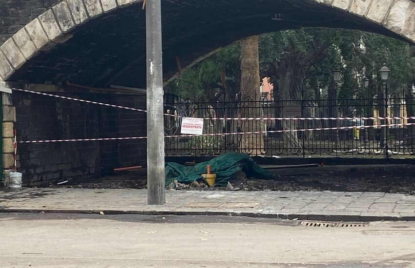 Catania, abusivismo edilizio, approfittano del maltempo per aprire un cantiere abusivo sotto archi marina – Foto