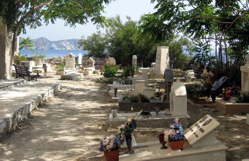 Bare accatastate e resti umani nei sacchi della spazzatura: orrore al cimitero di Ponza