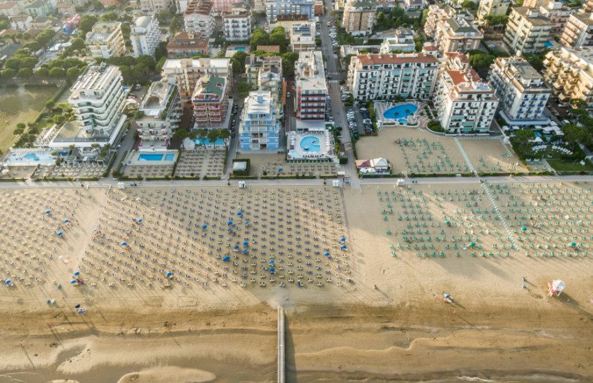 Capaci, pestano brutalmente un giovane bagnino, daspo“willy” per 4 bagnanti