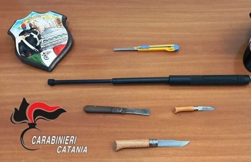 Caltagirone, in auto con coltelli e manganello, tre persone denunciate