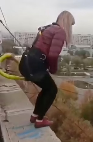 bungee jumping: donna prima del salto