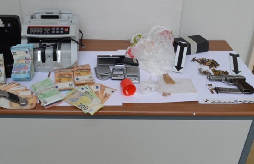 Droga e un’arma clandestina in un’abitazione. Arrestati in due