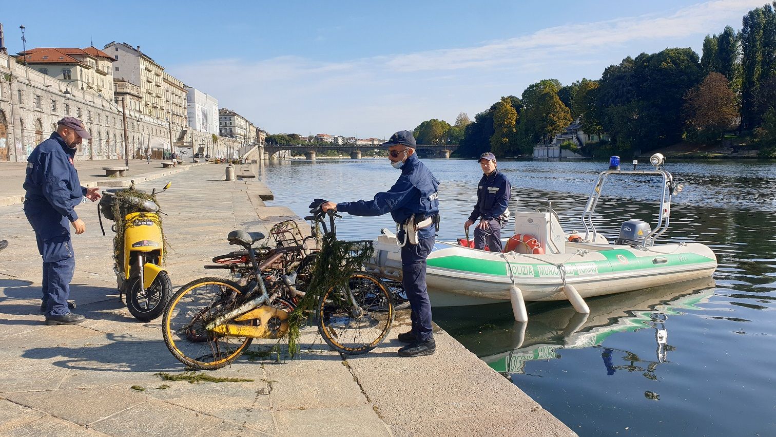 Polizia Municipale di Torino - recupero bici e scooter ai Murazzi