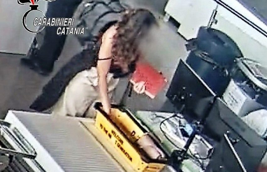 Ruba un ipad all’aeroporto, denunciata 30enne catanese