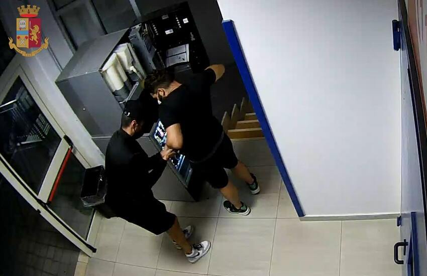Catania, “ladri di merendine” forzano un distributore automatico dell’Ospedale Cannizzaro