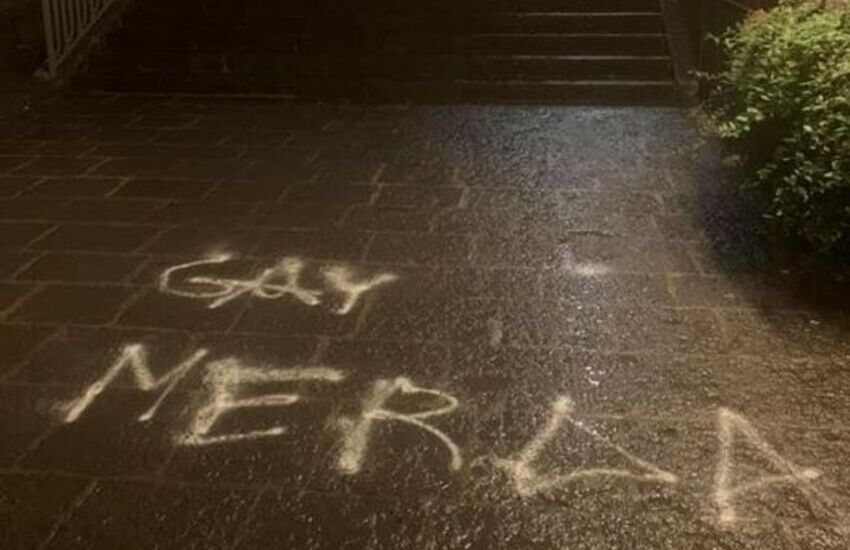 Catania, scritta contro omosessuali sulla scalinata Alessi, l’Arcigay: “Puliremo e non ci faremo intimidire da vigliacchi”